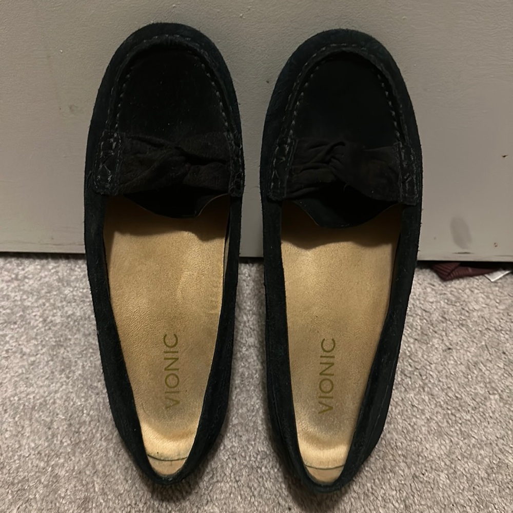 Vionic 6.5 wide black suede shoes. Worn 3-4 times.